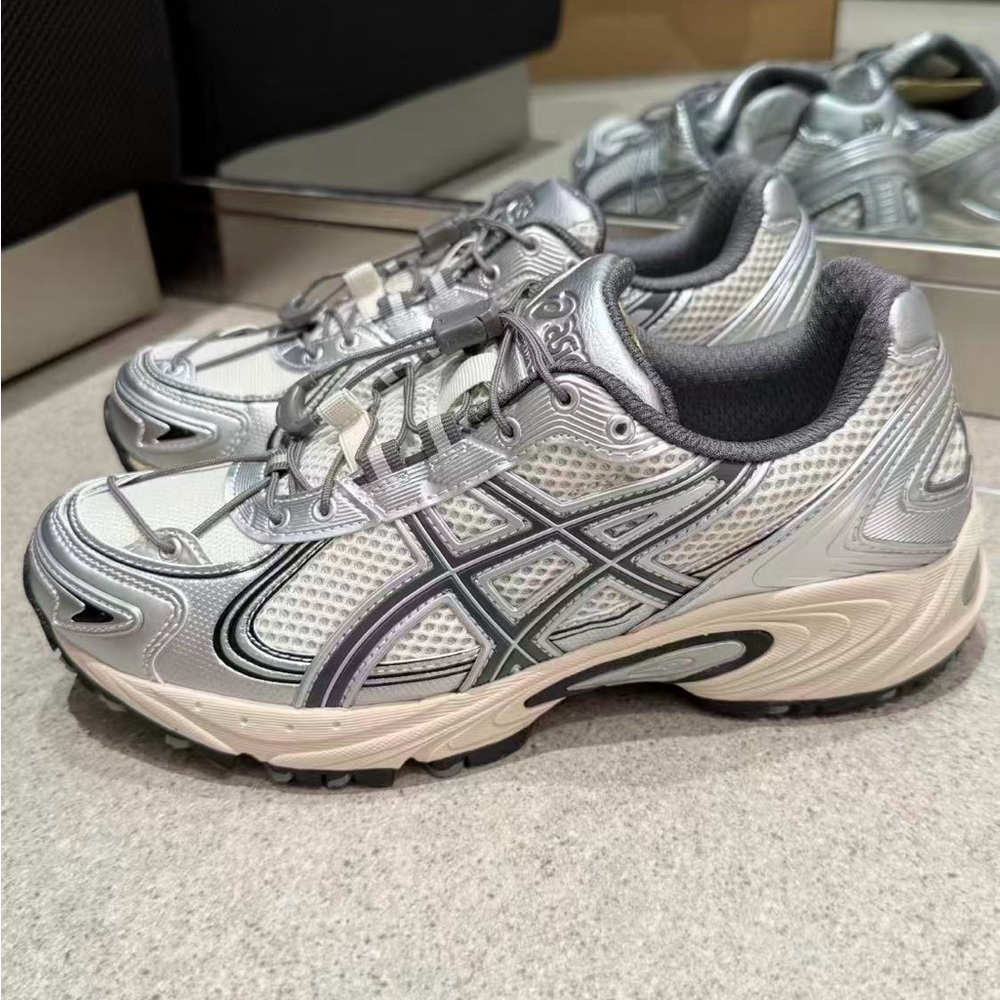 ASICS Silver and white trainers running Shoes Women's US 7 /Mens Size 6 - Picture 2 of 9
